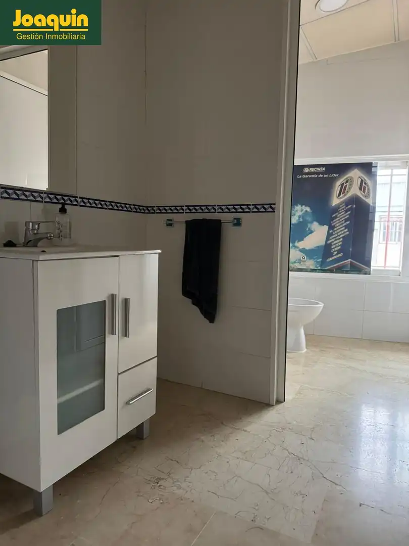 Bathroom of Industrial buildings for rent in Sevilla