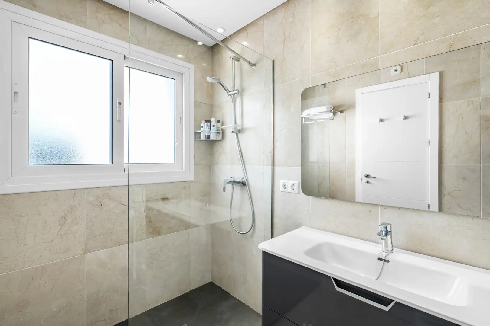 Baño de Casa adosada en venta en Marbella con Aire acondicionado, Terraza y Piscina
