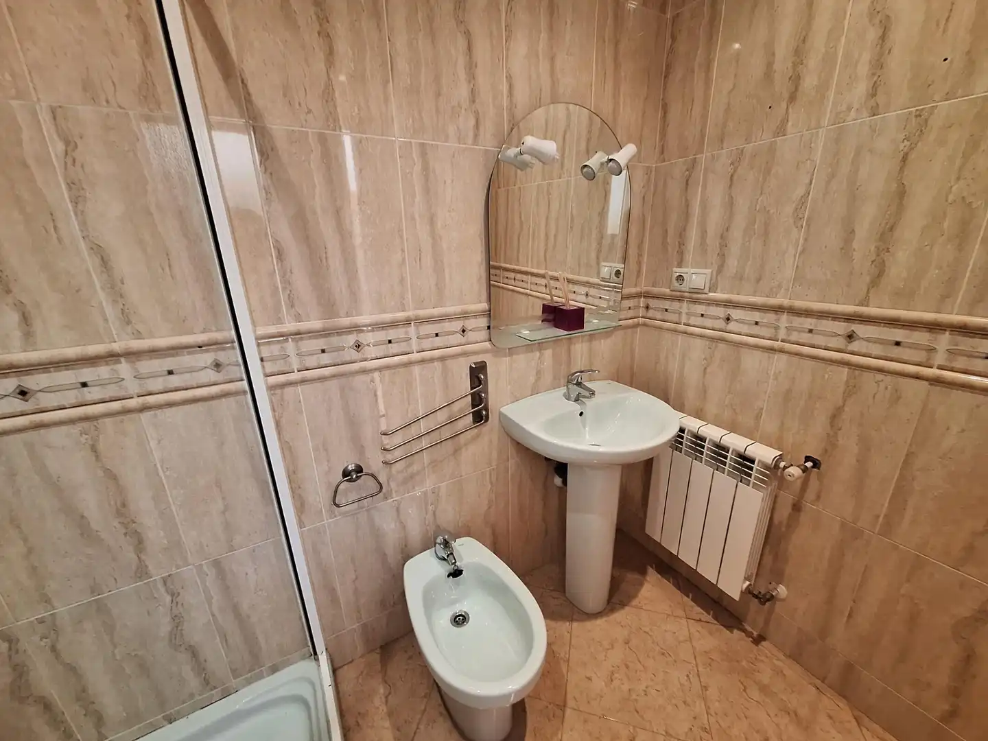 Baño de Casa o chalet en venta en Algueña con Calefacción, Balcón y Jacuzzi