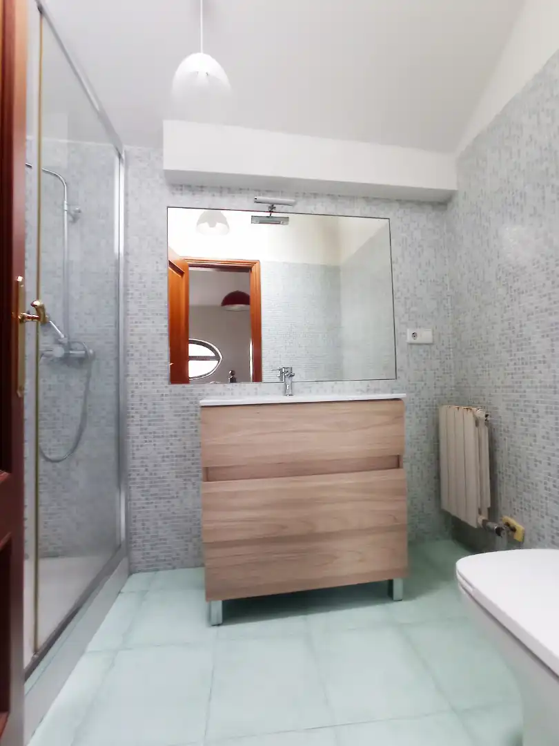 Badezimmer von Maisonette zum Verkauf in Pontevedra Capital  mit Heizung, Parkett und Terrasse
