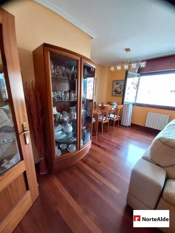 Comedor de Piso en venta en Barakaldo  con Calefacción, Trastero y Balcón
