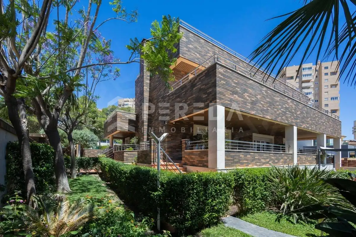 Vista exterior de Casa o chalet en venta en Roquetas de Mar con Aire acondicionado, Jardín privado y Piscina