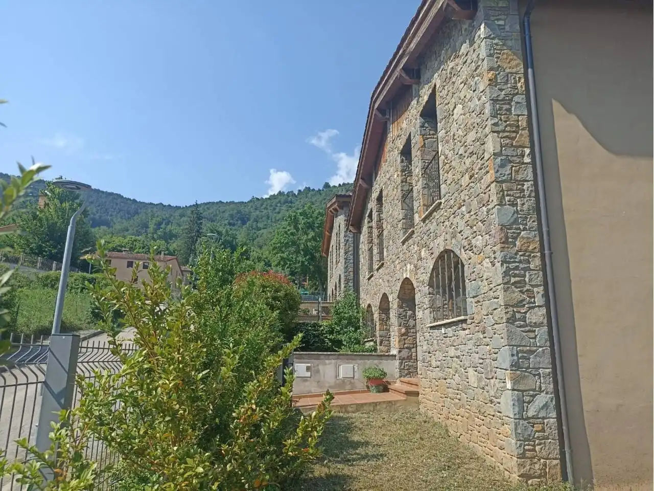 Vista exterior de Casa adosada en venda en Vallfogona de Ripollès amb Calefacció, Jardí privat i Terrassa