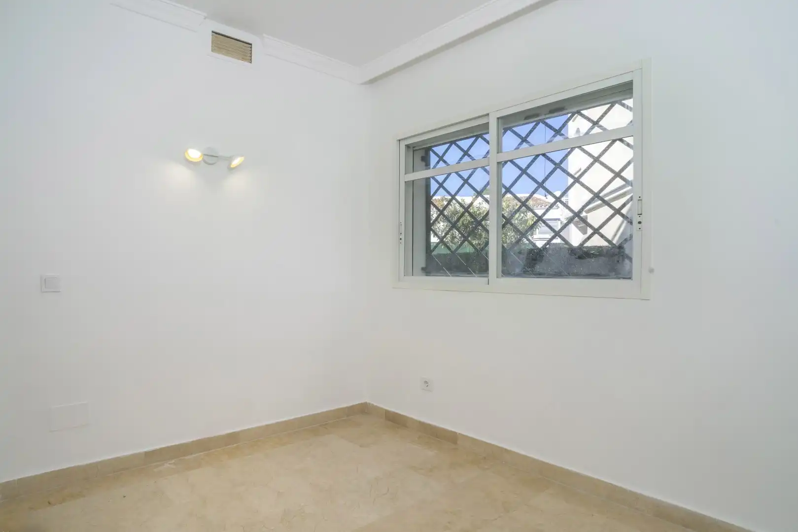 Habitación de Planta baja en venta en Marbella con Jardín privado, Terraza y Piscina