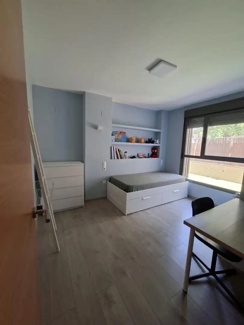 Habitación de Planta baja en venta en Paterna con Aire acondicionado, Calefacción y Jardín privado