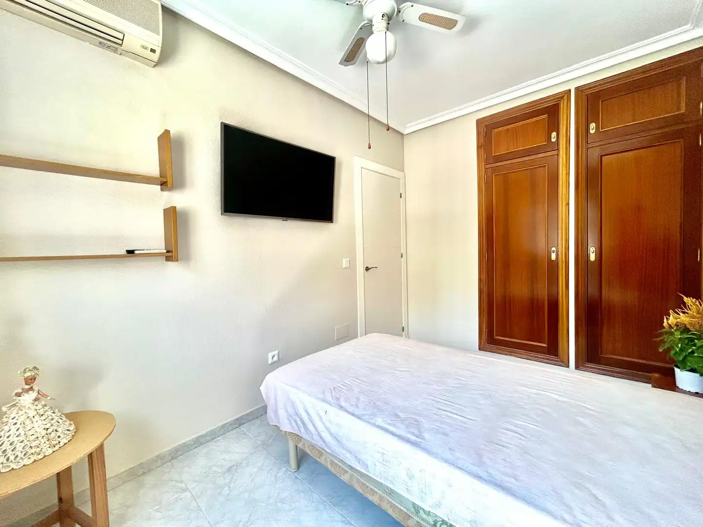 Habitación de Casa adosada en venta en Roquetas de Mar con Aire acondicionado, Calefacción y Jardín privado