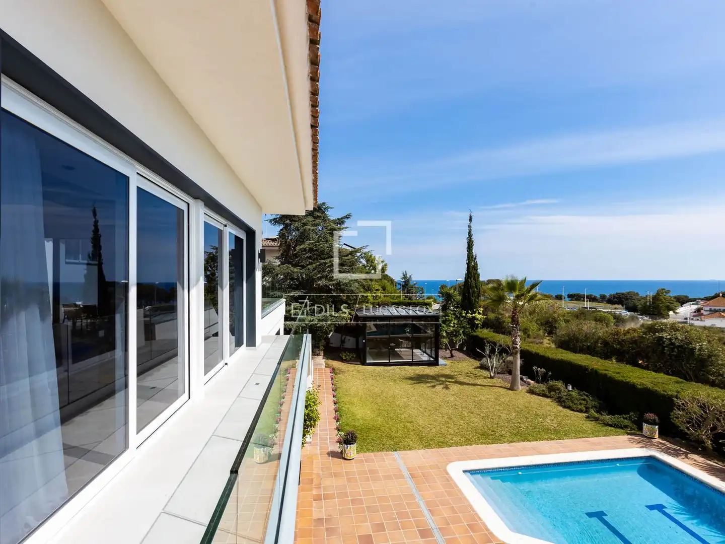 Vista exterior de Casa o xalet de lloguer en Alella amb Aire condicionat, Calefacció i Jardí privat