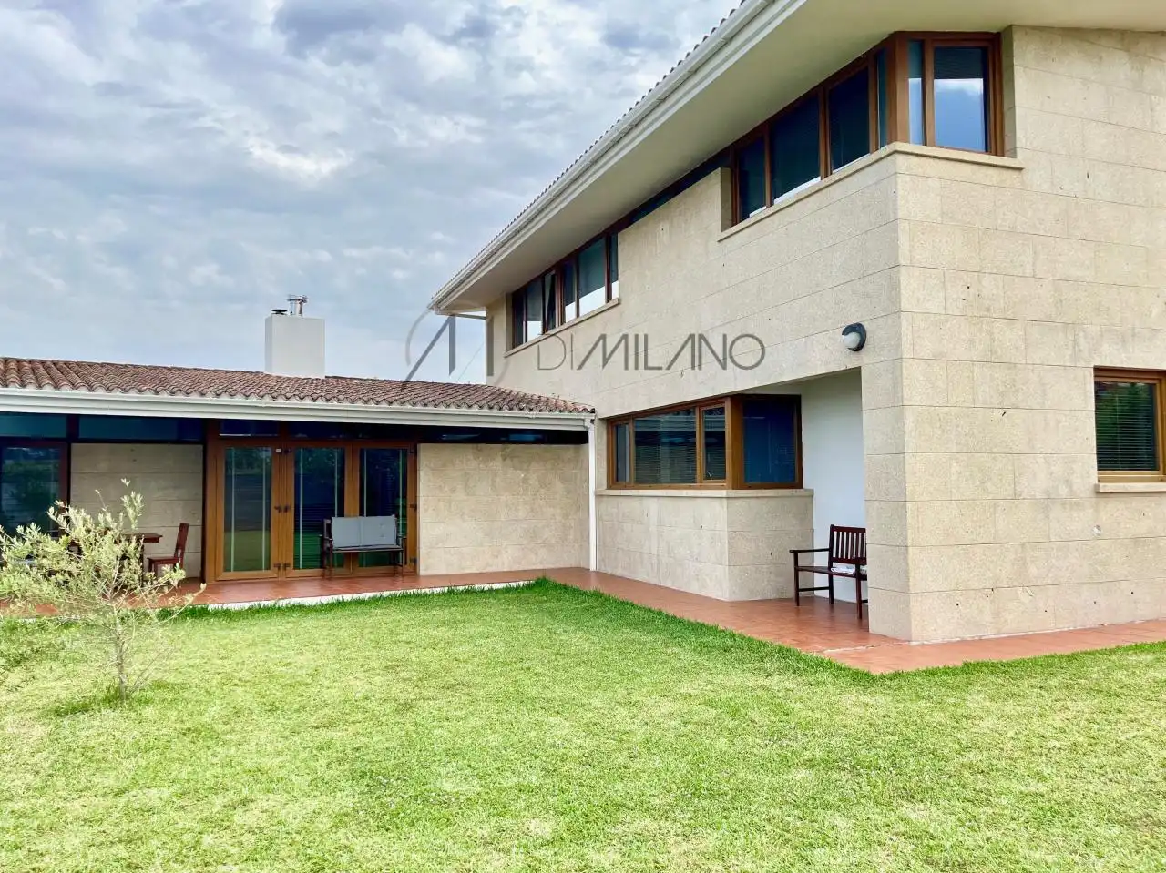 Vista exterior de Casa o xalet de lloguer en Vigo  amb Calefacció, Jardí privat i Piscina