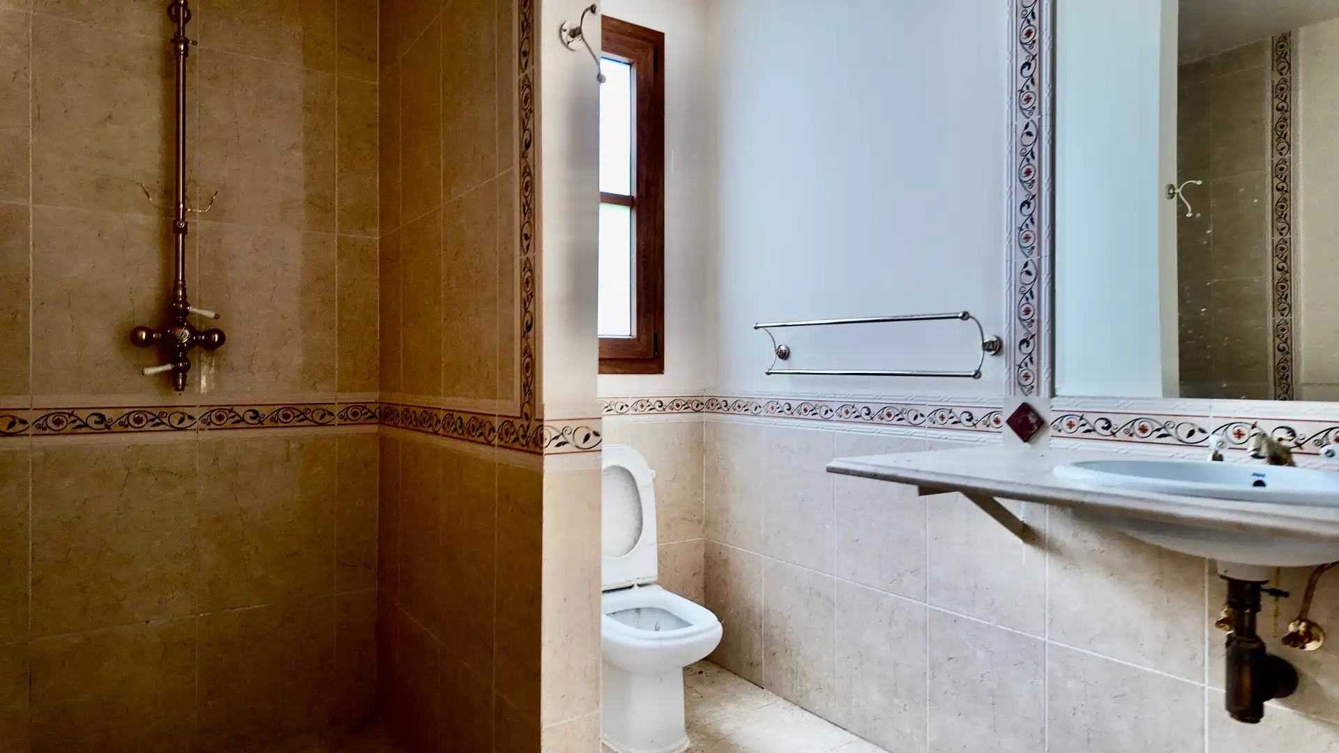 Bathroom of Houses for sale in Estepona  with Private garden, Terrace and Storage room