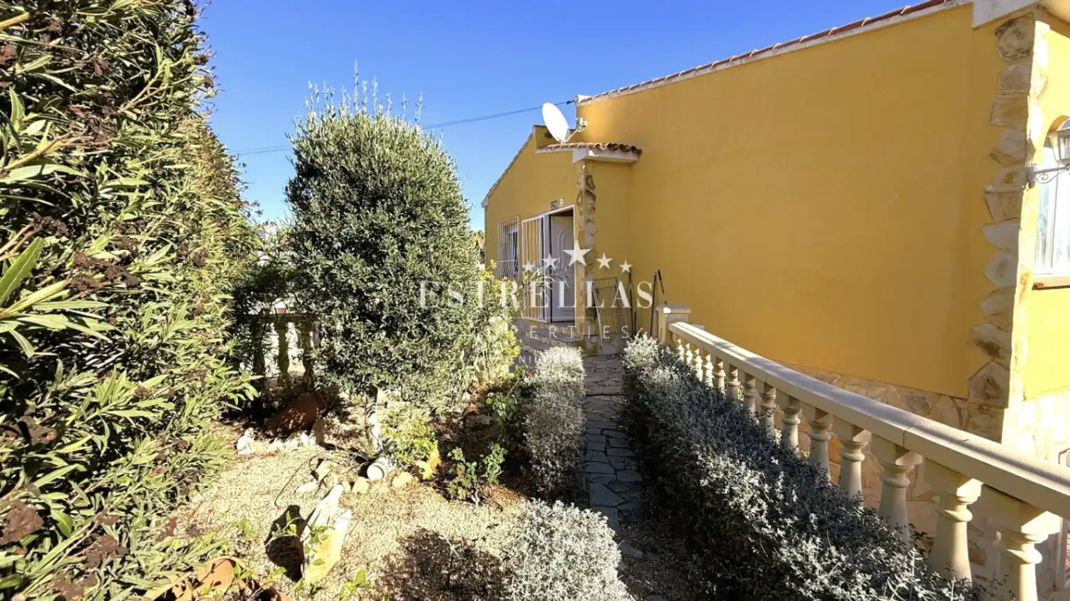 Vista exterior de Casa o chalet en venta en La Nucia con Aire acondicionado, Calefacción y Jardín privado