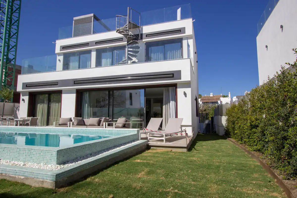 Vista exterior de Casa o chalet en venta en Marbella con Aire acondicionado, Jardín privado y Terraza