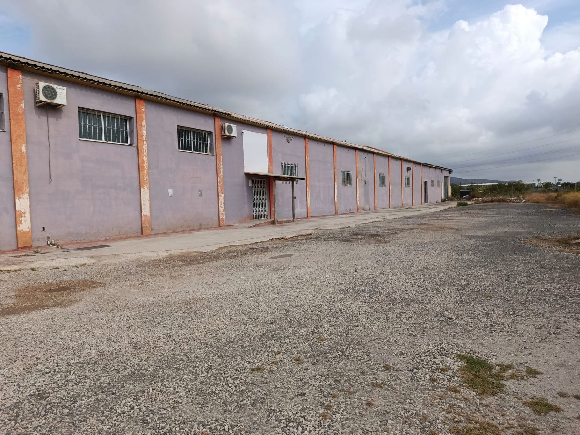 Vista exterior de Nau industrial en venda en Buñol