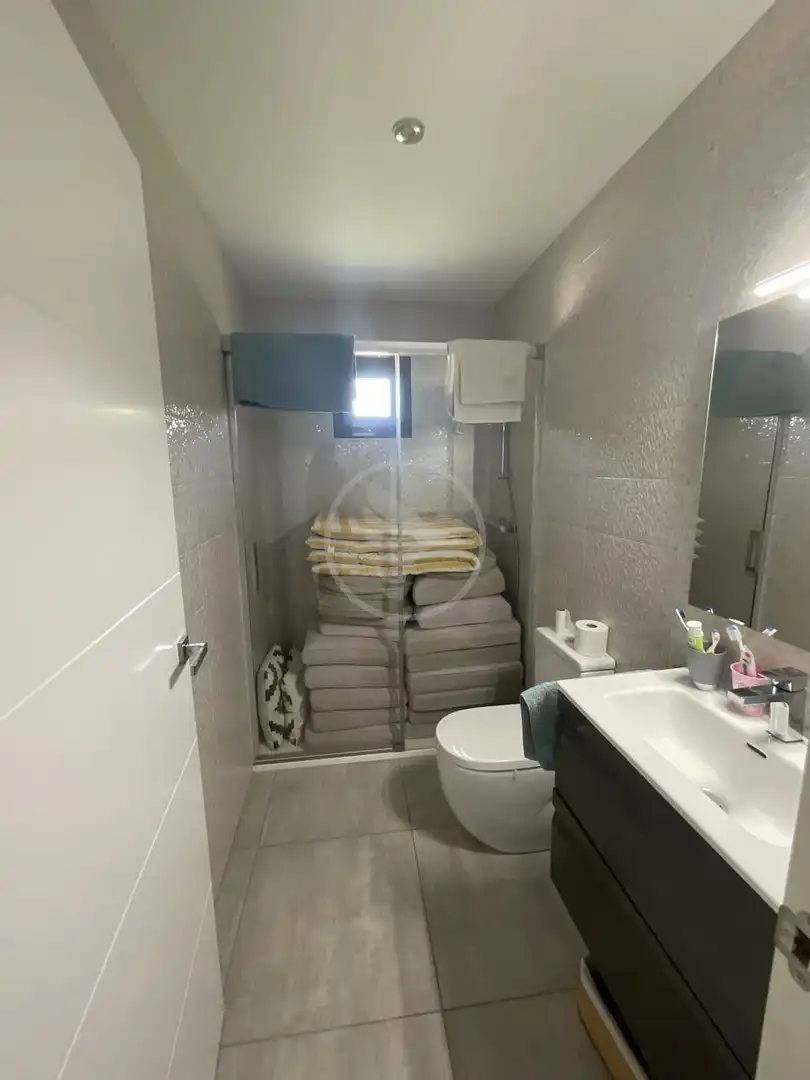 Bany de Casa o xalet en venda en Linares amb Aire condicionat, Jardí privat i Piscina