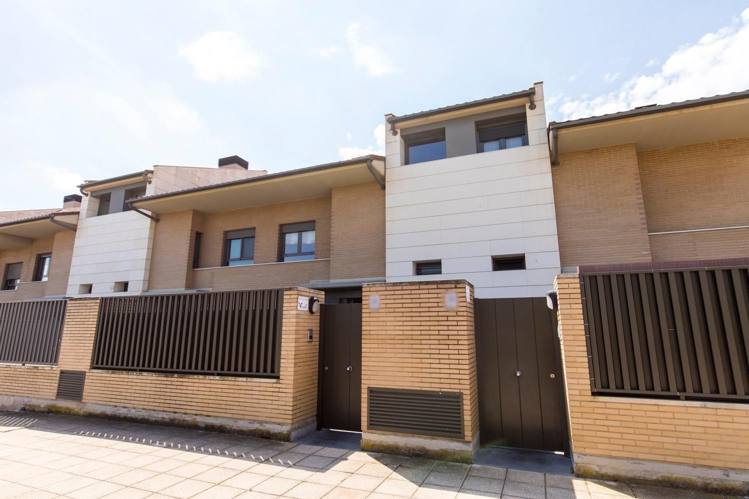 Exterior view of Single-family semi-detached for sale in  Zaragoza Capital  with Air Conditioner, Heating and Private garden