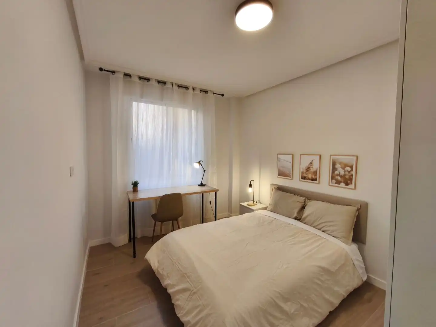 Bedroom of Flat for share in Oeste
