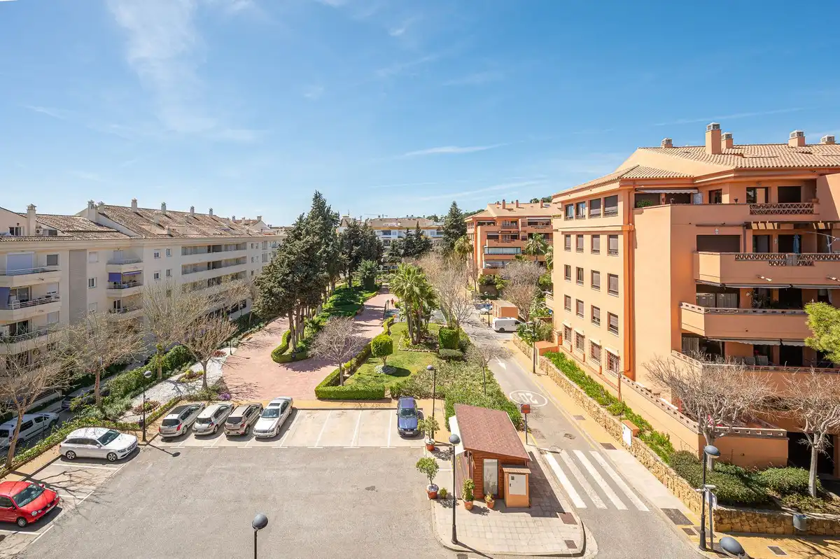 Vista exterior de Àtic en venda en Marbella amb Aire condicionat, Terrassa i Moblat