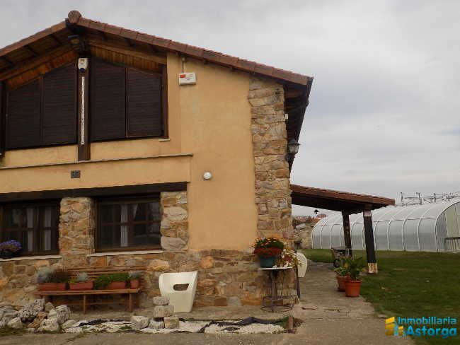 Vista exterior de Casa o xalet en venda en Astorga amb Jardí privat i Piscina