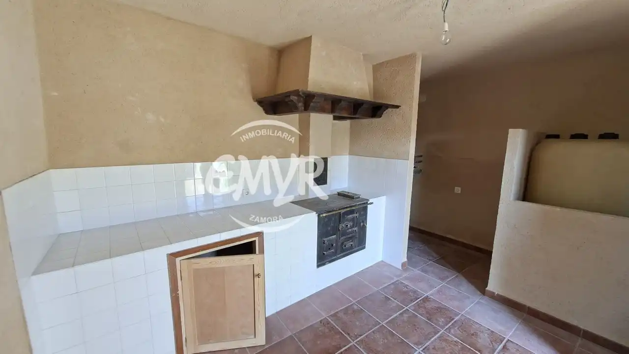 Cocina de Casa o chalet en venta en Coreses con Calefacción y Jardín privado
