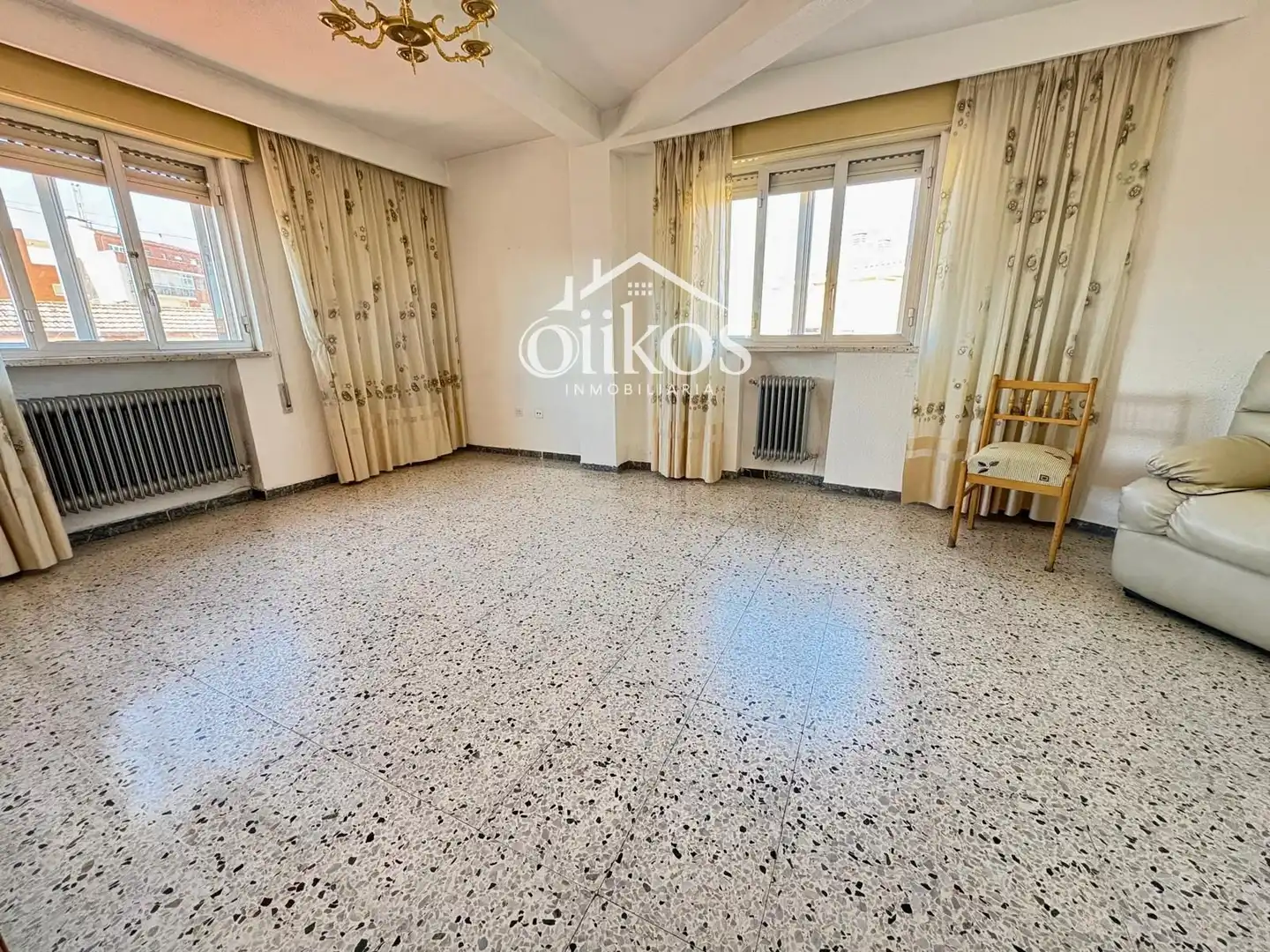 Sala de estar de Ático en venta en Salamanca con Calefacción, Terraza y Balcón