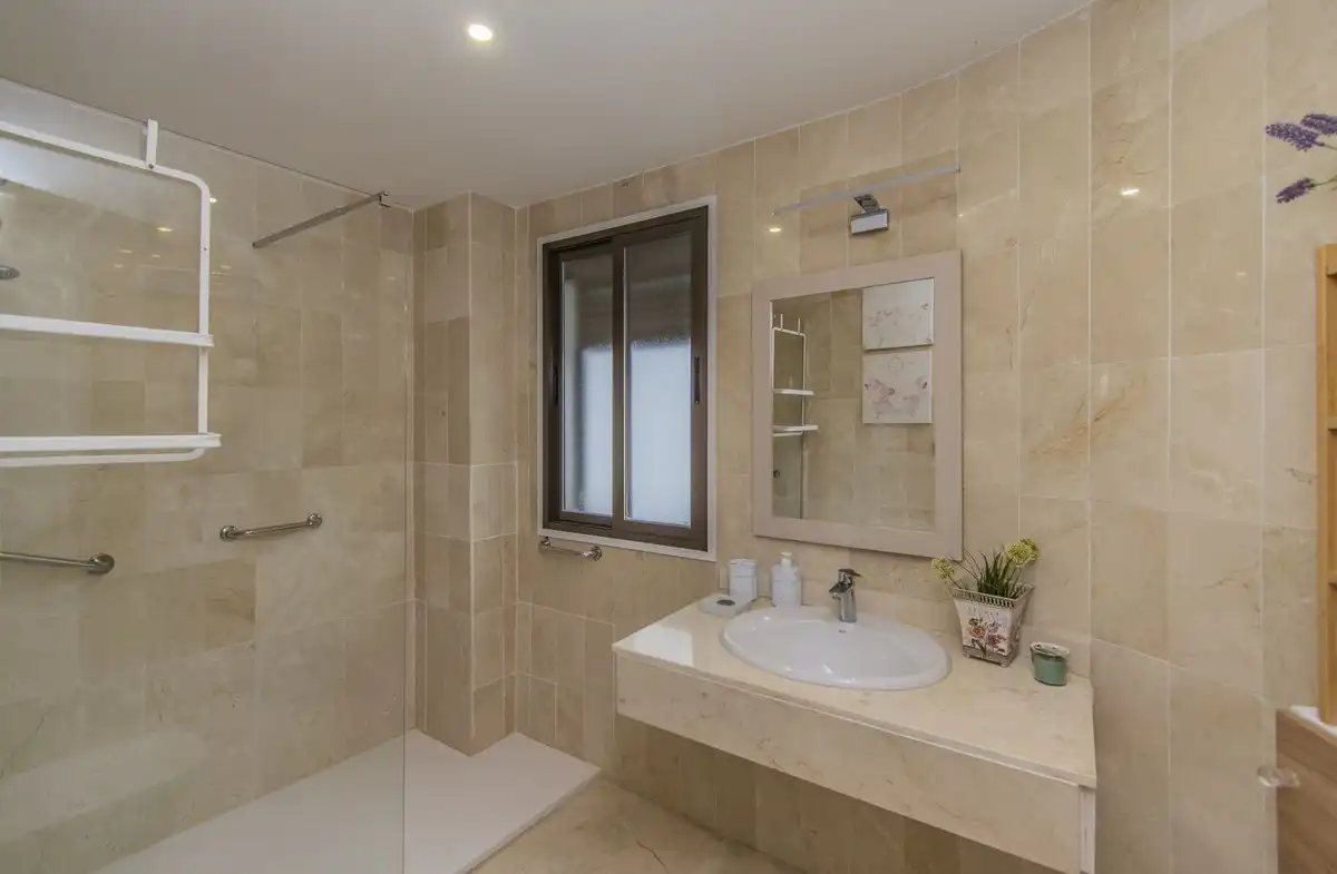 Bany de Apartament en venda en Estepona amb Aire condicionat, Traster i Moblat