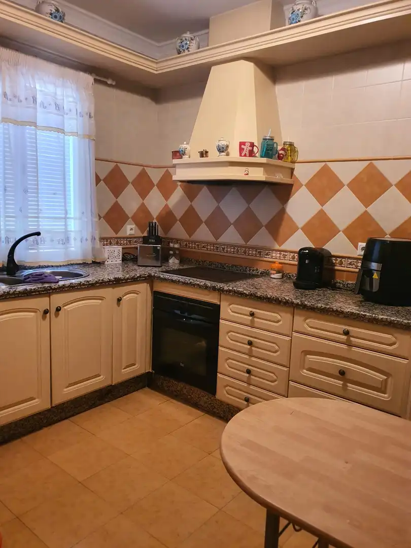 Cocina de Casa o chalet en venta en Brenes con Aire acondicionado, Jardín privado y Terraza
