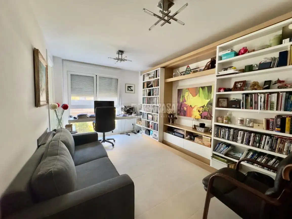 Sala d'estar de Casa adosada en venda en Las Rozas de Madrid amb Calefacció i Terrassa