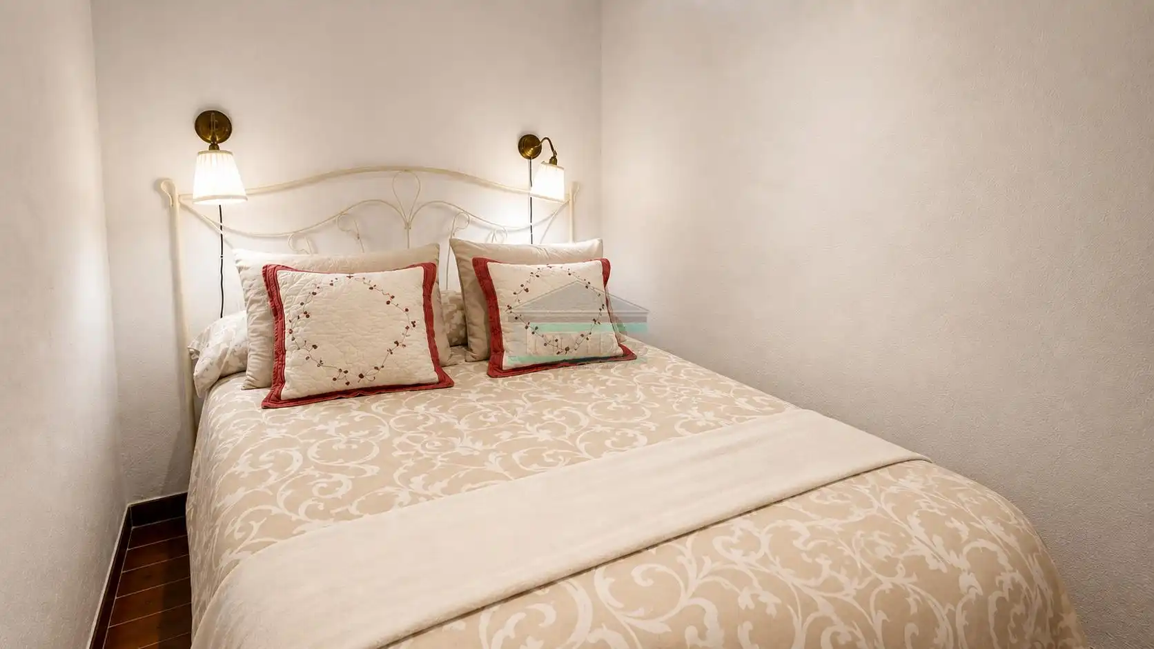 Habitación de Piso de alquiler en Granada con Jardín privado, Terraza y Amueblado