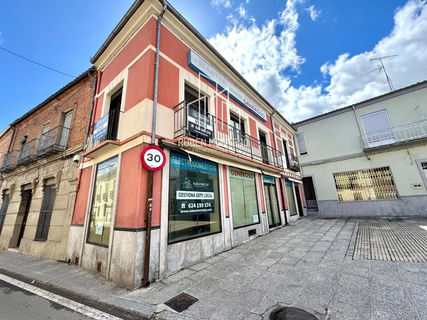 Vista exterior de Local en venda en Peñaranda de Bracamonte amb Terrassa