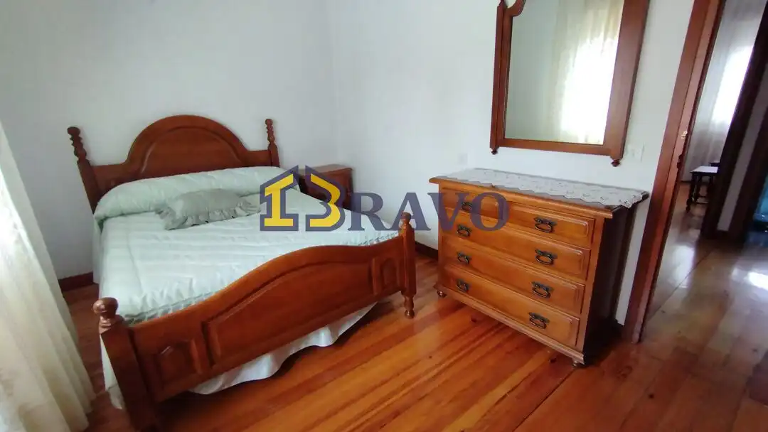 Dormitori de Casa o xalet en venda en Medina de Pomar amb Calefacció, Jardí privat i Piscina