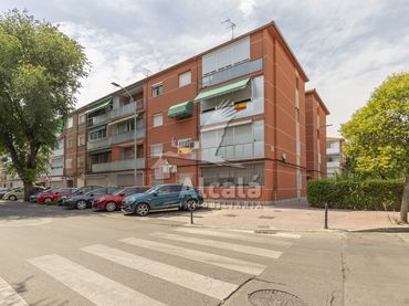 Piso con jardín en venta en Reyes Católicos