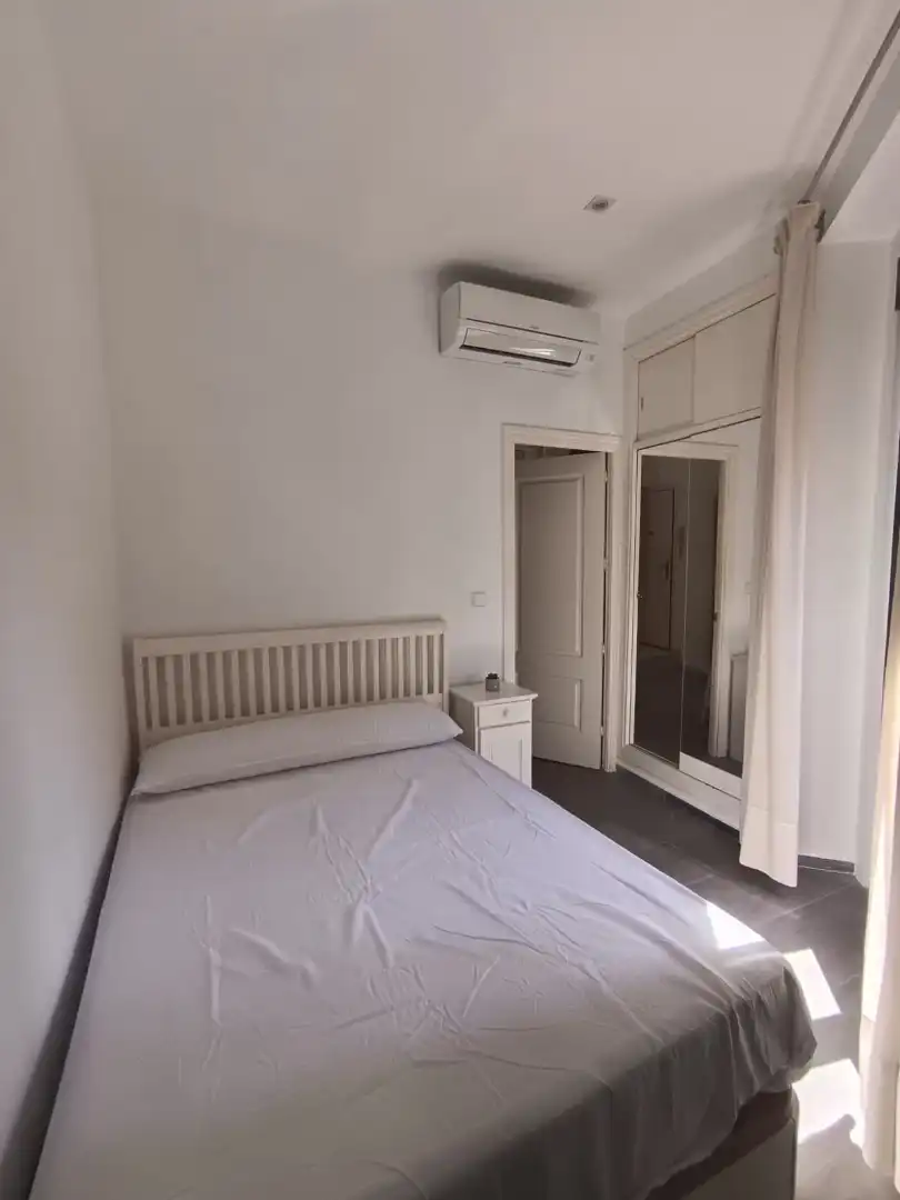 Schlafzimmer von Wohnung zur Miete in Madrid mit Klimaanlage, Heizung und Balkon