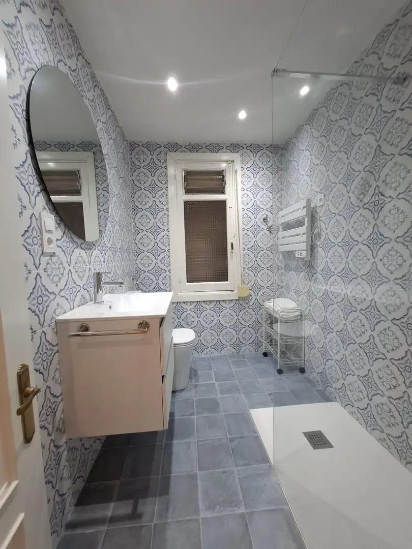Bathroom of Flat for rent in Gijón   with Heating and Furnished