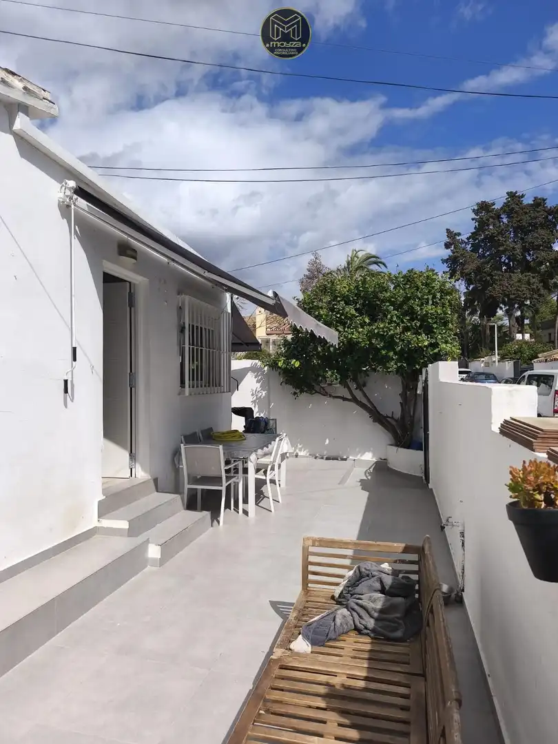 Vista exterior de Casa o xalet en venda en Marbella amb Terrassa