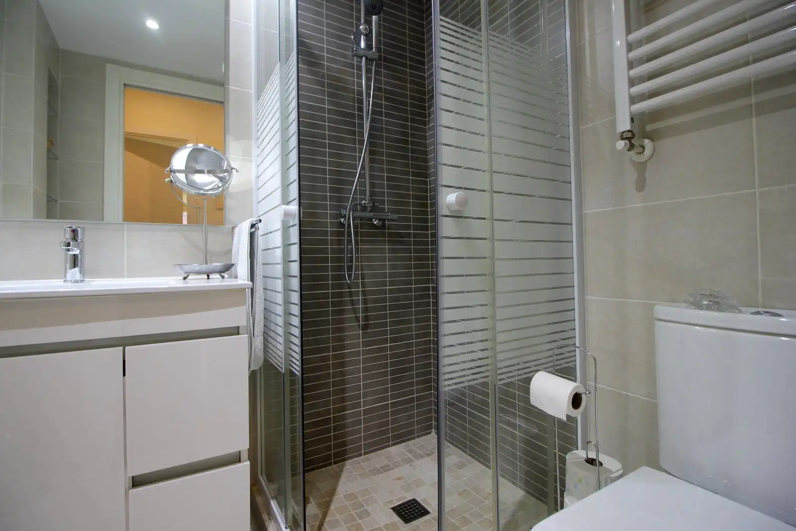 Bathroom of Flat for rent in Barrio de Salamanca