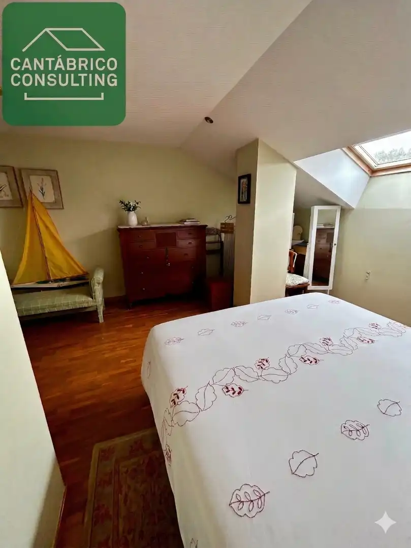 Schlafzimmer von Maisonette zum Verkauf in Navia mit Heizung, Parkett und Möbliert