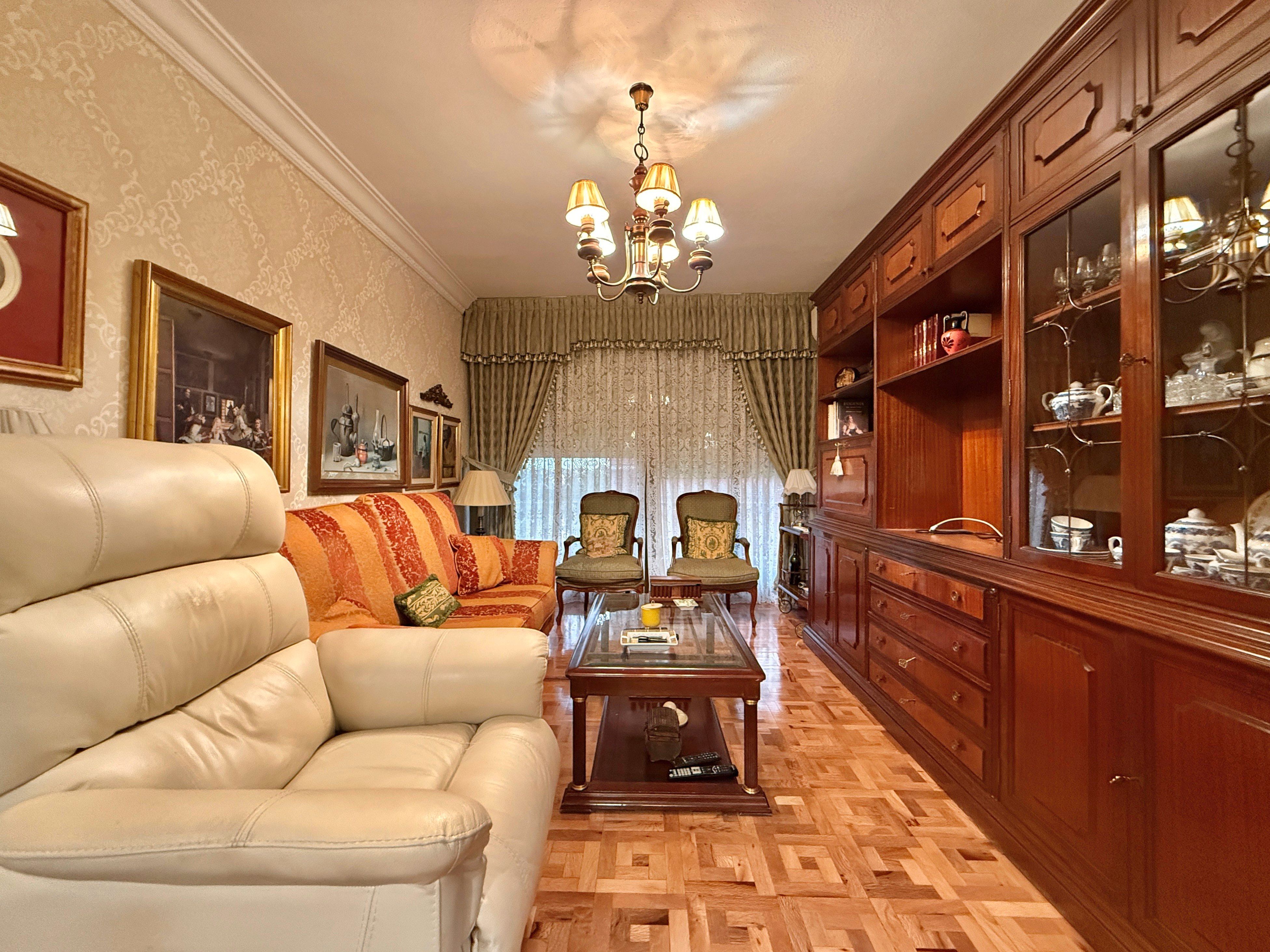 Living room of Flat for sale in  Madrid Capital