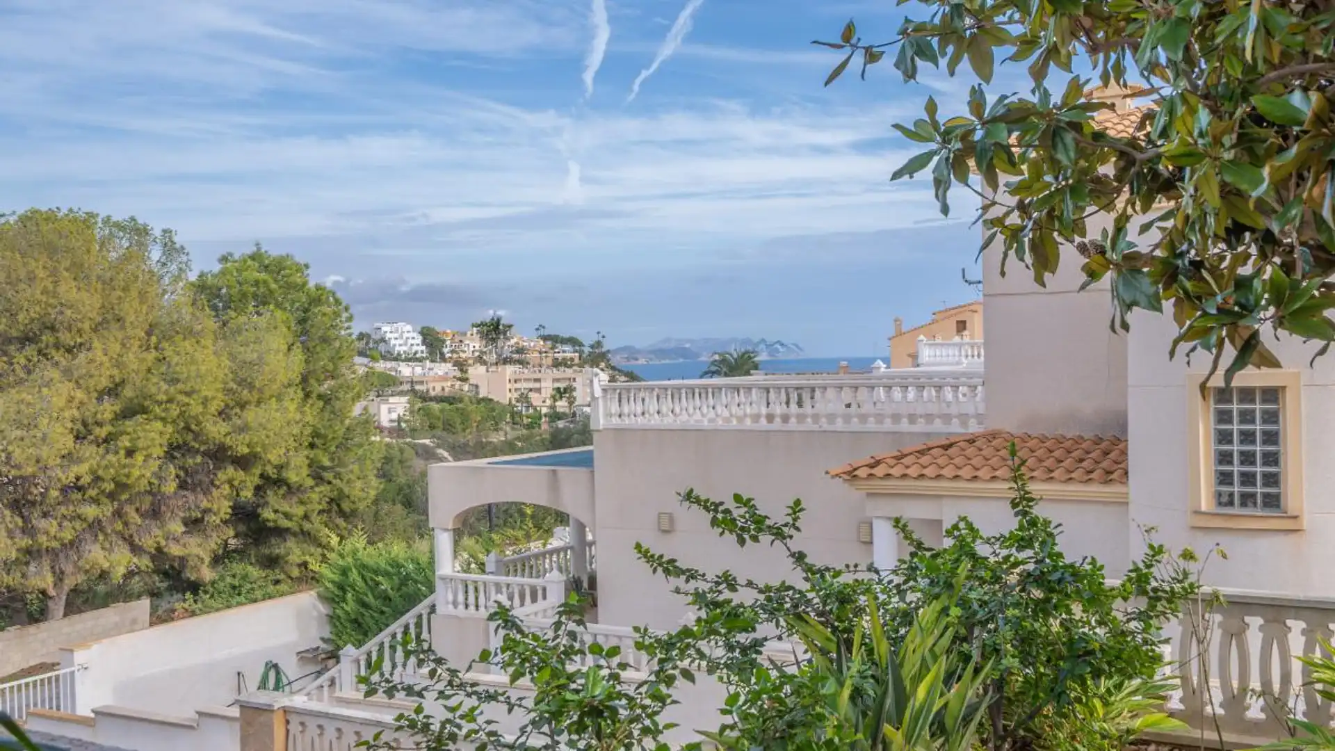 Vista exterior de Casa adosada en venda en El Campello amb Aire condicionat, Calefacció i Jardí privat