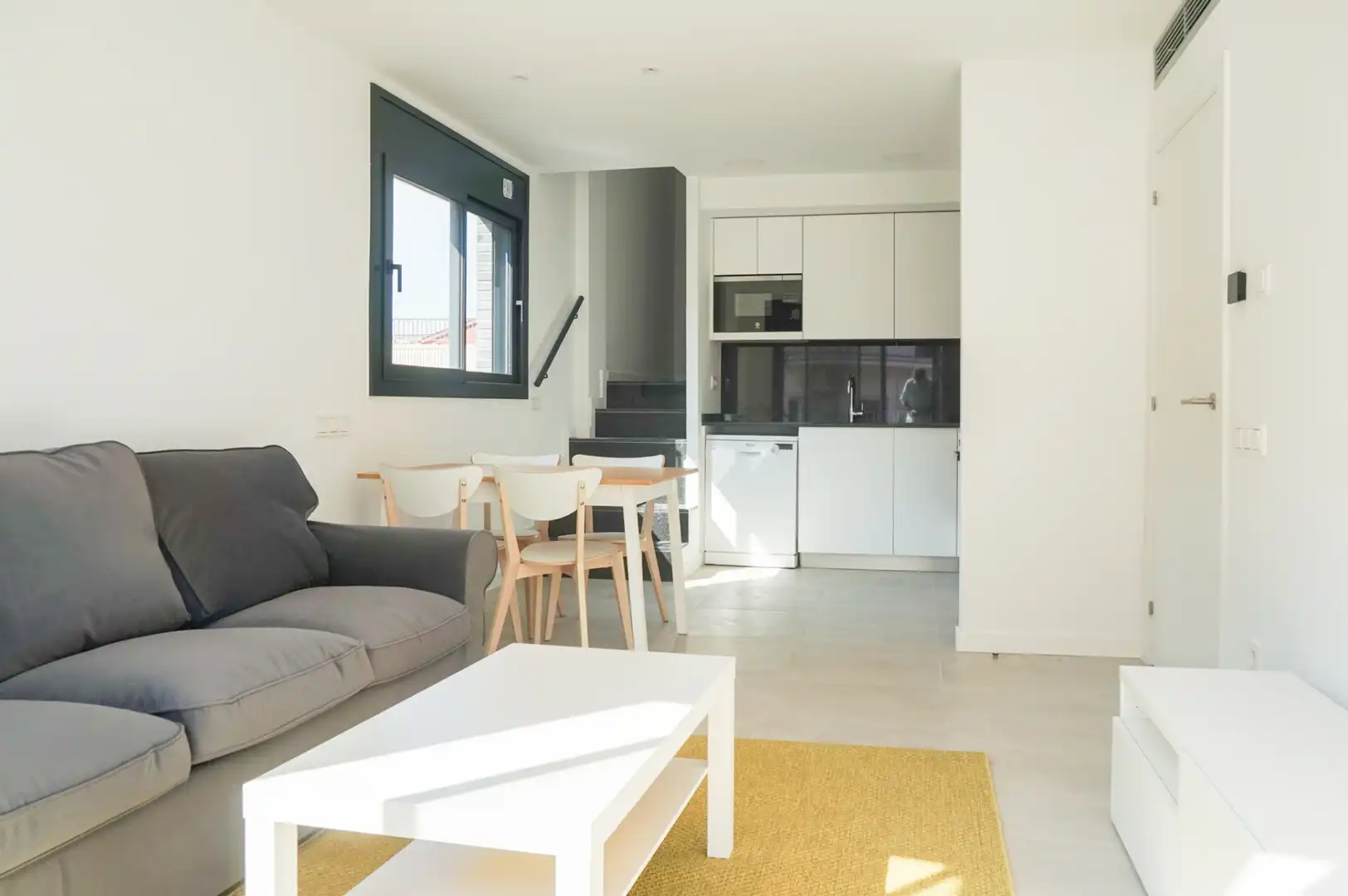 Wohnzimmer von Dachboden zur Miete in Castelldefels mit Klimaanlage, Heizung und Terrasse