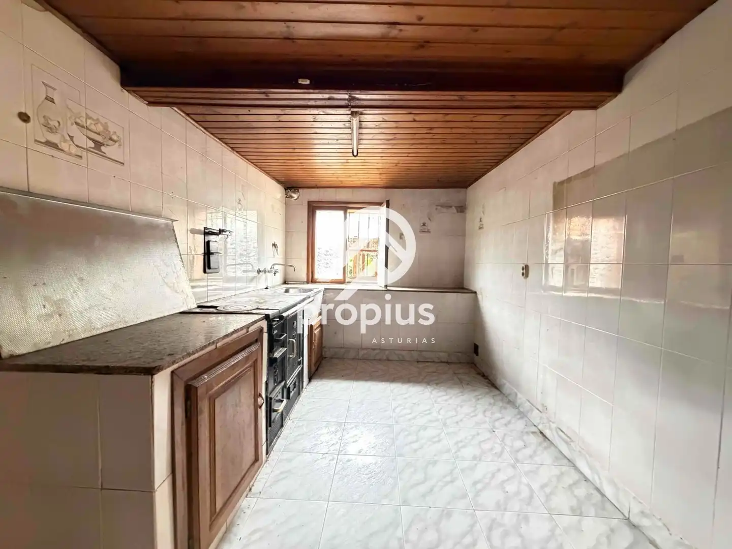 Cuina de Casa adosada en venda en Llanes amb Calefacció, Terrassa i Traster