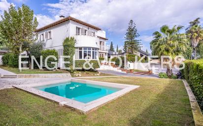 Vista exterior de Casa o xalet en venda en Tomares amb Aire condicionat, Terrassa i Piscina