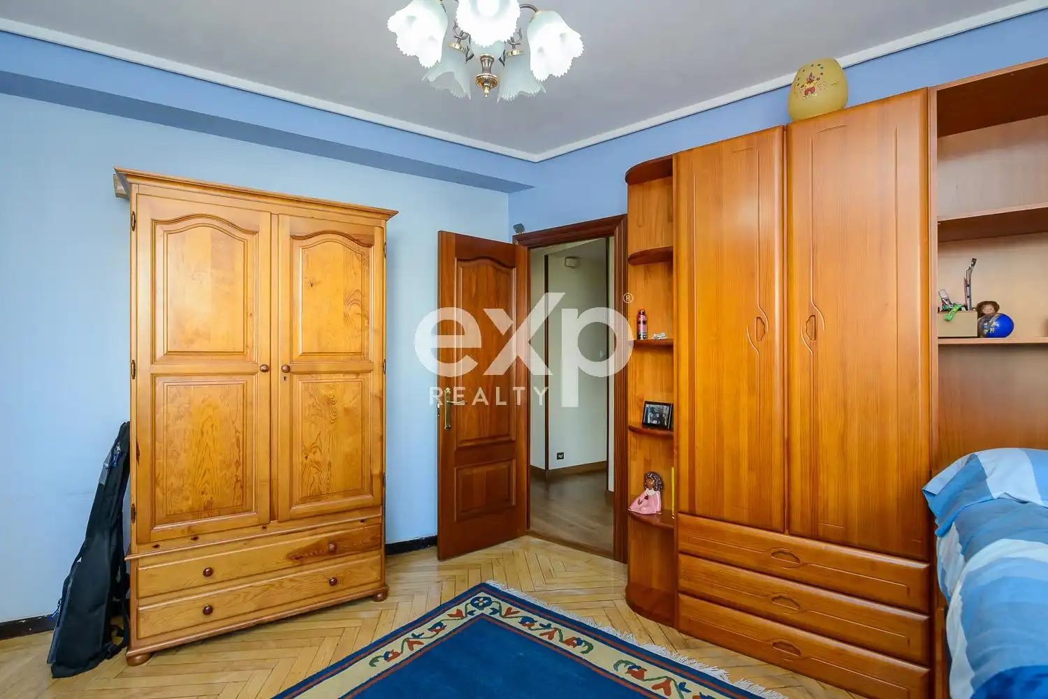 Dormitori de Pis en venda en Oviedo  amb Calefacció, Parquet i Moblat