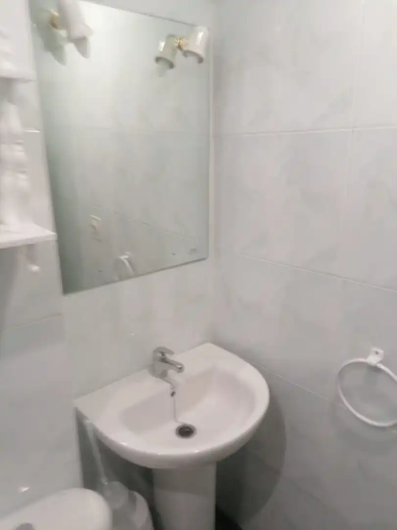 Bany de Pis de lloguer en Sevilla amb Aire condicionat, Terrassa i Moblat