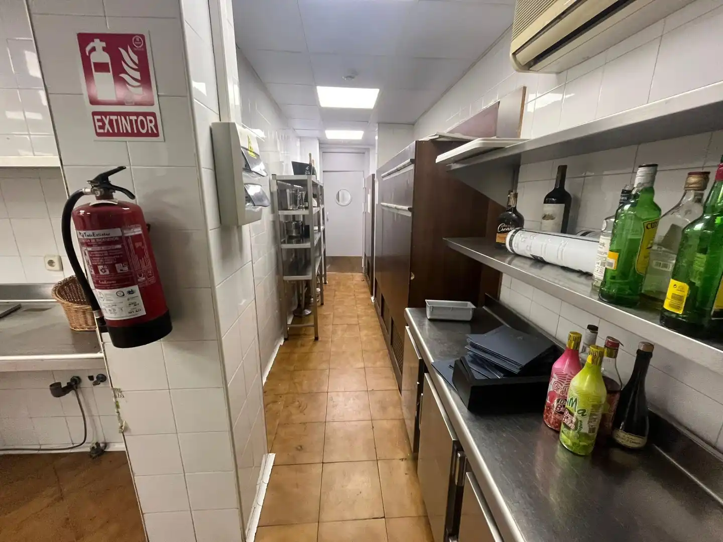 Cocina de Local en traspaso en Sevilla con Amueblado