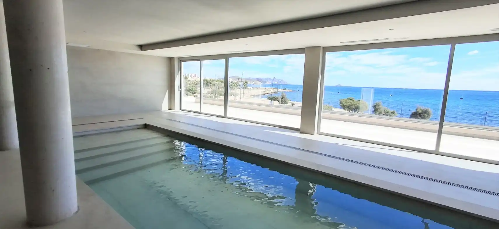 Schwimmbecken von Wohnungen zum Verkauf in Villajoyosa / La Vila Joiosa mit Klimaanlage, Privatgarten und Terrasse