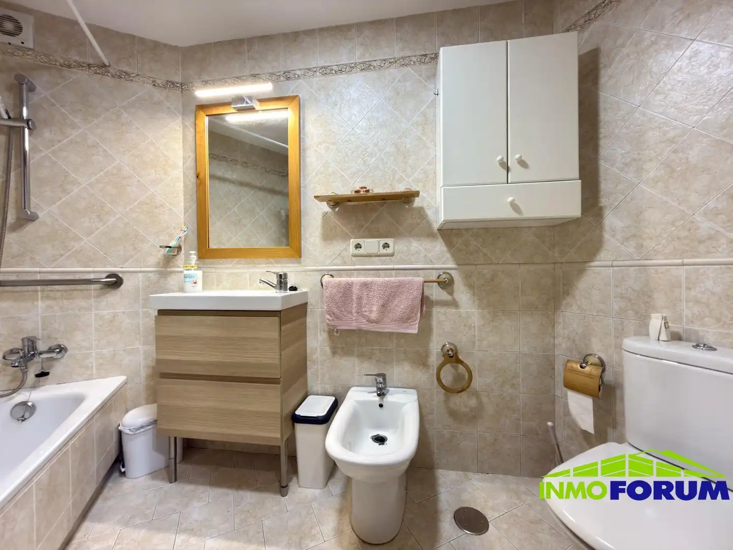 Bathroom of Flat for sale in A Coruña Capital   with Heating and Storage room