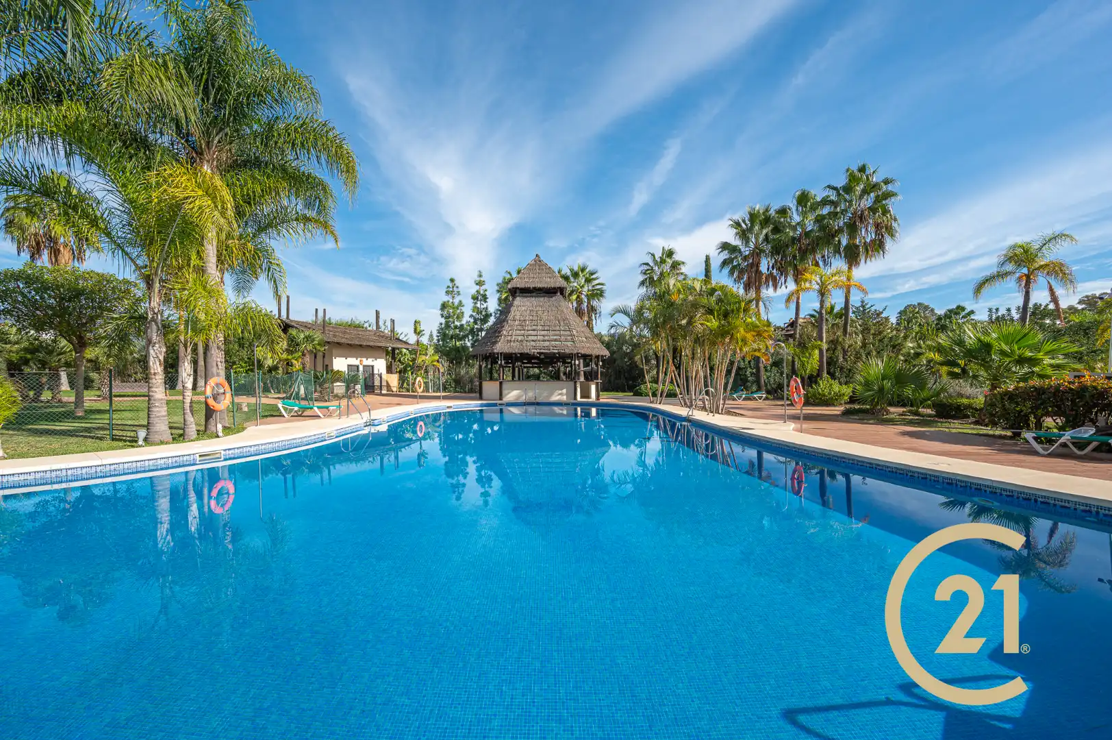 Piscina de Dúplex en venda en Estepona amb Aire condicionat, Terrassa i Moblat