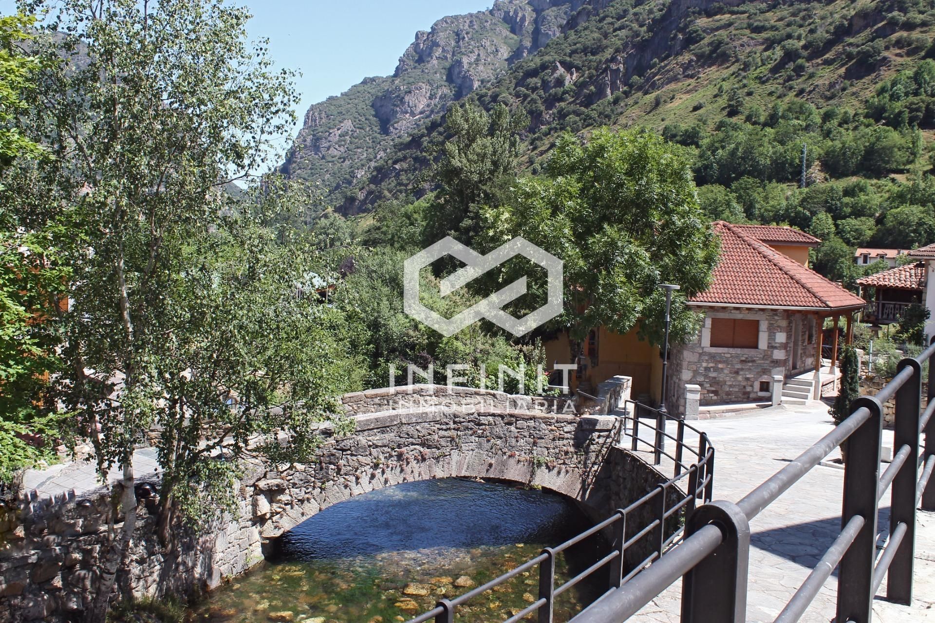 Vista exterior de Casa o xalet en venda en Somiedo amb Jardí privat i Balcó