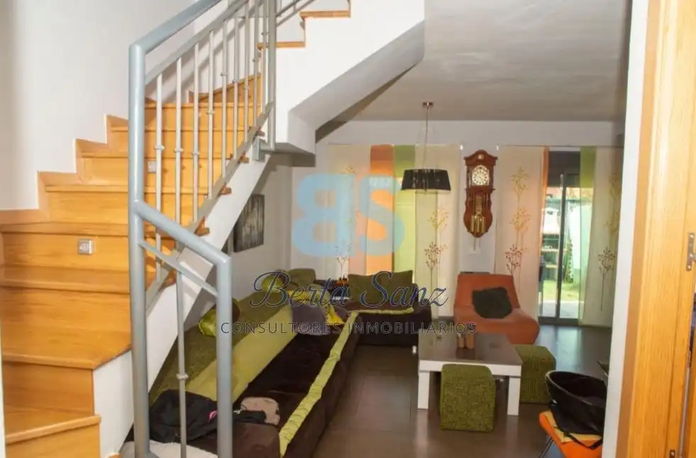 Sala de estar de Casa adosada en venta en Pioz con Aire acondicionado, Calefacción y Jardín privado