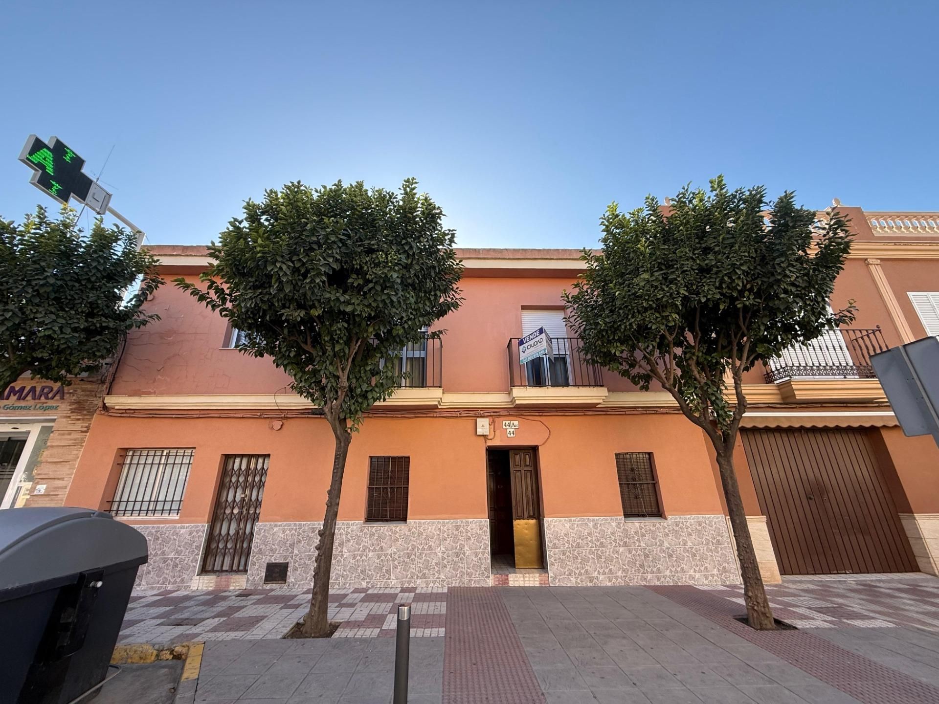 Vista exterior de Casa o xalet en venda en El Cuervo de Sevilla amb Terrassa i Balcó