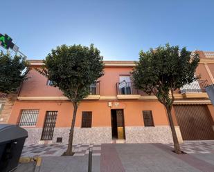 Vista exterior de Casa o xalet en venda en El Cuervo de Sevilla amb Terrassa i Balcó